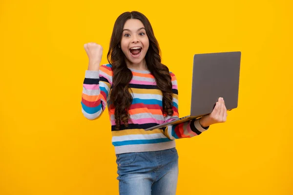 Lenyűgöző Tinédzser Okos Kisfiú Laptoppal Hétköznapi Ruhában Sárga Háttérrel Elszigetelve — Stock Fotó