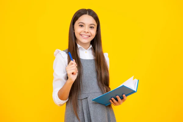 Tiener Schoolmeisje Studeert Met Boeken Kennis Onderwijsconcept Voor Kinderen — Stockfoto