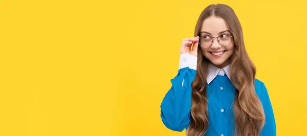 幸せな十代の女の子は黄色の背景 目の笑顔眼鏡を修正します 子供の顔 水平ポスター 十代の女の子隔離された肖像画 コピースペースのバナー — ストック写真