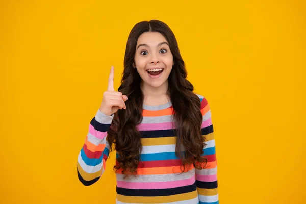 10代の女の子の幸せなティーンエイジャー 肯定的で笑顔の感情 興奮10代の女の子が興奮して口を開けて 大きな販売やプロモーションを信じる黄色のスタジオの背景に コピースペース — ストック写真