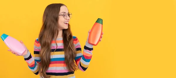 Šťastná Teen Dívka Použít Šampón Láhev Dítě Vlasovým Kondicionérem Každodenní — Stock fotografie
