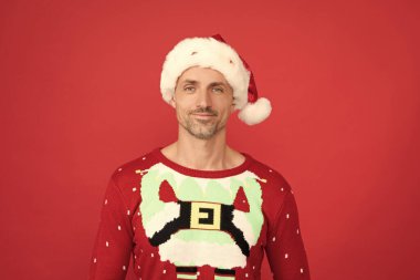 İyi olmak için çok mu geç? Noel elf portresi. Noel Baba şapkalı ve Noel kazaklı adam. Mutlu yıllar. Tatil sezonu.