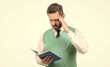 Not defteriyle başarılı bir CEO. İşlerini planlayan konsantre bir adam. Patron iş raporunu incelemeye hazır. Beyazlar izole edilmiş. Olgun adam planlayıcısı. Ajanda. İş adamı dizüstü bilgisayar okuyor.