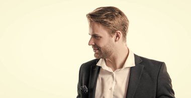 Yeni bir iş. Genç müdürün profil portresi. Formalite konusunda genç bir profesyonel. Beyazda izole edilmiş profesyonel bir adam. İş ve kariyer. Boşluk, kopyalama alanı.