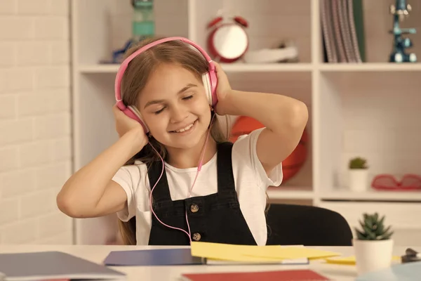 Θετικό Παιδί Ακούει Μουσική Στα Ακουστικά Στην Σχολική Τάξη — Φωτογραφία Αρχείου