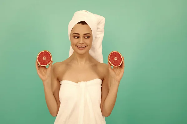 Frohe Junge Frau Handtuch Nach Der Dusche Mit Grapefruit Auf — Stockfoto
