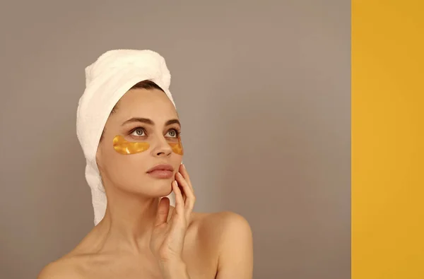Gadis Cantik Dengan Handuk Terry Menggunakan Penutup Mata Emas Wajah — Stok Foto