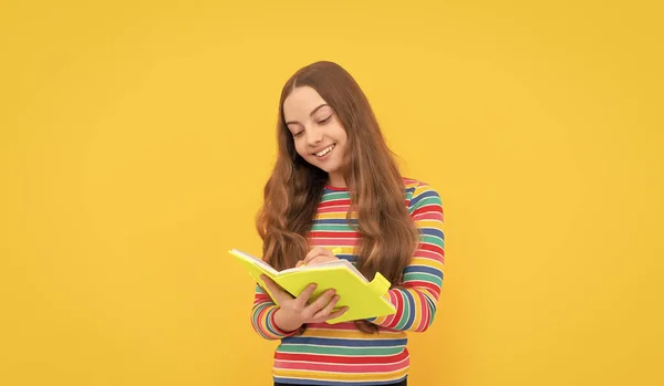 Menina Feliz Criança Escrever Copybook Fundo Amarelo Escrevendo — Fotografia de Stock