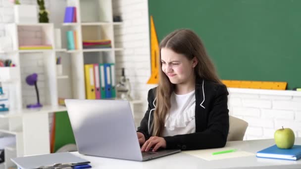 Niño Estudio Línea Con Ordenador Portátil Aula Vuelta Escuela — Vídeo de stock