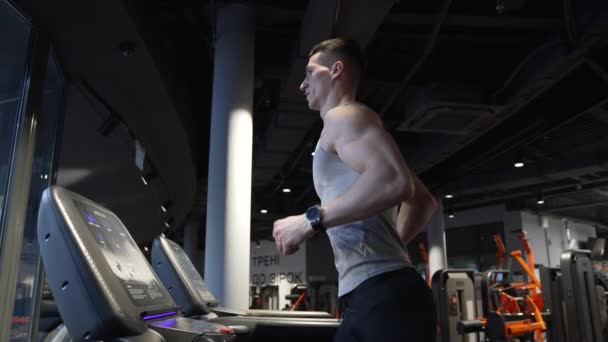 Hombre Atlético Corriendo Cinta Correr Fitness Gimnasio Atleta Haciendo Ejercicio — Vídeo de stock