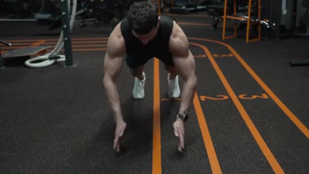 Fit Man Robi Ćwiczenia Push Fitness Treningu Mięśni Podłodze Siłowni — Wideo stockowe