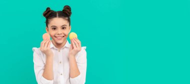 Mavi arka planda makaronu olan okul üniformalı çocuk, çocukluk..