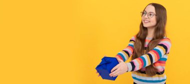 Gözlüklü mutlu çocuk doğum günü hediyesi kutusunu paylaşıyor. Doğum günü hediyesi olan çocuk, yatay poster. Kopyalama alanı olan başlık