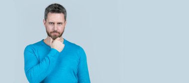 İnsan yüzü portresi, fotokopi alanı olan pankart. Benim tarzım. Erkek modası. Tıraşsız, kıllı ve bıyıklı adam. Kendine güvenen olgun adam