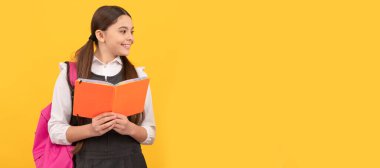 Ömür boyu öğreniyorum. Mutlu çocuklar sarı arka plan kitapları okurlar. Öğrenci portresi, stüdyo afişi. Okul çocuğu yüzü, boşluklar