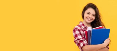 Mutlu okul çocuğu ders çalışmaya hazır, okula dönüyor. Liseli kız öğrencinin yatay izole edilmiş posteri. Liseli kızların afiş başlığı fotokopi alanı