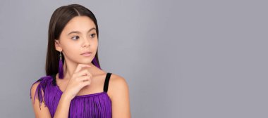 Muhteşem ve güzel. Küçük kızın güzel görünüşü. Güzellik salonu. Cilt bakımı. Sağlıklı cilt bakımı. Çocuk yüzü, yatay poster, izole edilmiş genç kız portresi, fotokopi alanı olan pankart