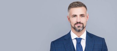 İnsan yüzü portresi, fotokopi alanı olan pankart. İş başarısı. Takım elbiseli başarılı bir adam.