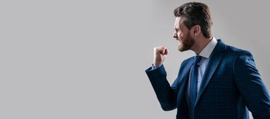 anlaşmazlık ve anlaşmazlık sırasında saldırgan ve kızgın tartışan erkek ortaklar veya meslektaşlar