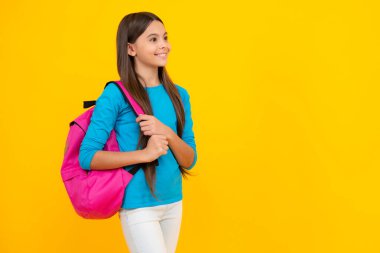Mutlu ergen portresi. Sırt çantalı kız öğrenci. Tecrit edilmiş genç bir öğrenci. Öğrenme ve bilgi. Git çalış. Çocuk eğitimi konsepti. Okula dönelim. Gülümseyen kız