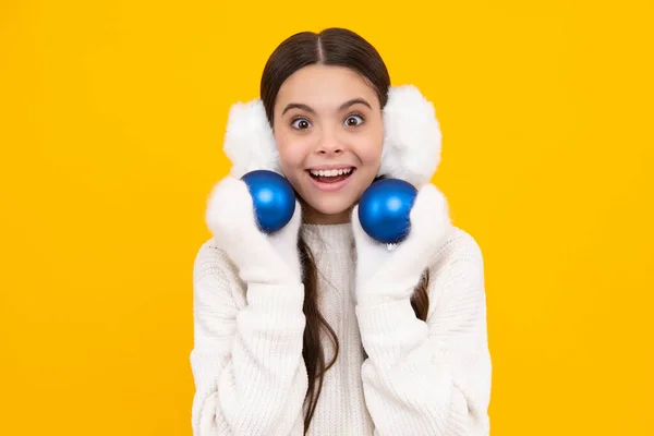 暖かい服を着て クリスマスボールで手袋を編んだ冬の天気の面白い十代の女の子の肖像画 幸せな顔 正と笑顔の感情のティーンエイジャーの女の子 — ストック写真