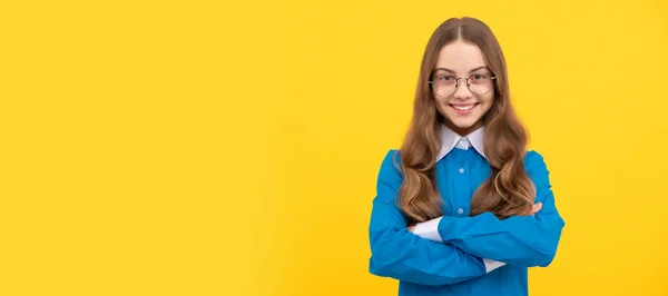 Menina Adolescente Confiante Óculos Sorriso Feliz Mantendo Braços Cruzados Fundo — Fotografia de Stock