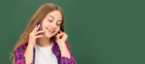 Bambino Felice Che Parla Smartphone Classe Alla Lavagna Copiare Spazio — Foto Stock