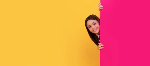 Pazarlama Tasarımın Reklam Pankartıyla Gülümseyen Genç Kız Çocuk Duyuru Yapıyor — Stok fotoğraf