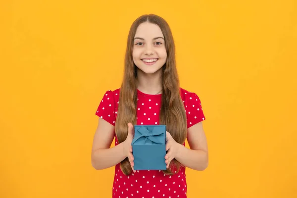 Teenager Kind Mit Geschenkbox Auf Gelbem Isoliertem Hintergrund Geschenk Für — Stockfoto