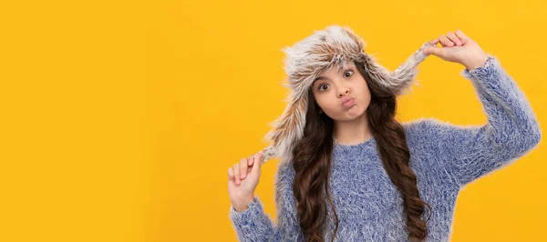 Criança Sorridente Suéter Chapéu Earflap Fundo Amarelo Inverno Bandeira Menina — Fotografia de Stock