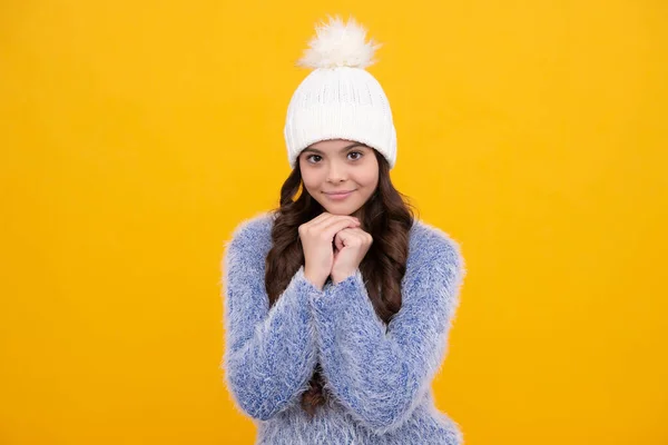 Teenager Kind Winter Strickmütze Und Pullover Mit Gelbem Hintergrund — Stockfoto