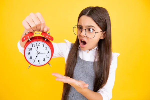 Niña Adolescente Con Alrm Reloj Aislado Sobre Fondo Amarillo Concepto — Foto de Stock