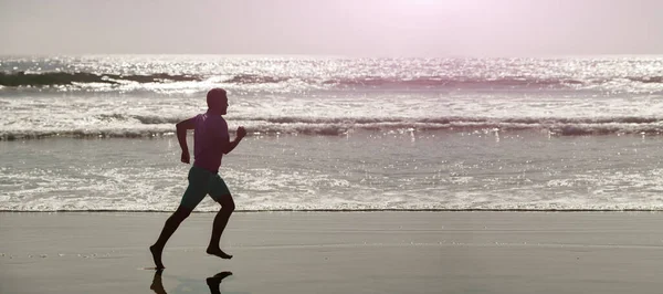 Sylwetka Sportowca Biegacz Biegnie Plaży Świeżym Powietrzu Osiągnięcia Człowiek Biegający — Zdjęcie stockowe