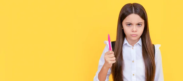 Öğrenme Konusunda Her Zaman Ciddi Kaşları Çatık Çocuk Kalem Tutuyor — Stok fotoğraf