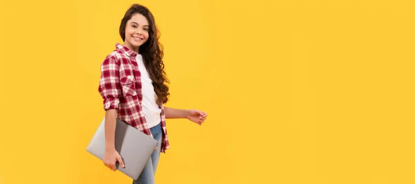 Criança Feliz Volta Para Escola Carregando Laptop Tecnologia Aprendizagem Dispositivo — Fotografia de Stock