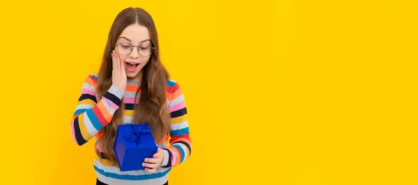 Enfant Surpris Dans Des Lunettes Tenir Boîte Cadeau Pour Anniversaire — Photo