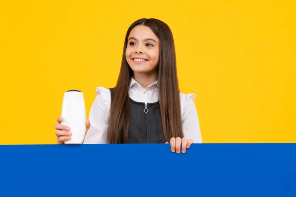 Teen Child Girl Shampoo Bottle Shower Gel Isolated Yellow Background — Stock fotografie
