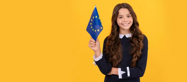 Niño Feliz Sosteniendo Bandera Unión Europea Sobre Fondo Amarillo Visa — Foto de Stock