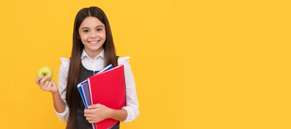 Menina Idade Escolar Feliz Criança Segurar Maçã Livros Fundo Amarelo — Fotografia de Stock