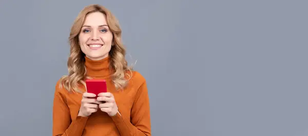 Feliz Mujer Mensajes Chat Línea Teléfono Inteligente Comunicación Móvil Gris —  Fotos de Stock