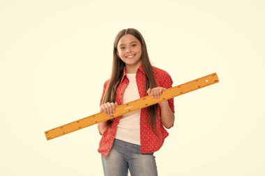 Boyutunu ölçün. Trigonometri kırtasiyesi. Ölçme ve ölçme. Çocuk eğitimi. Matematik. Mutlu genç kız cetvel tutuyor. Okula dönüyorum. Cebir ve geometri. çocuk matematik okuyor.