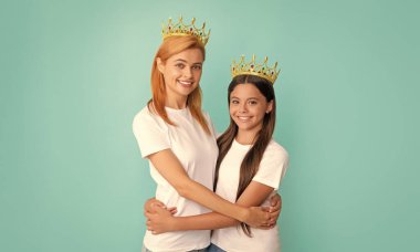 Anasına bak kızını al. Bencil kız ve anne. Mutlu kadın kucaklayan kız çocuğu. Taç giymiş güzellik kraliçesi ve prenses. Anne ben de senin gibi olmak istiyorum..