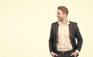 Beyaz fotokopi odasına izole edilmiş iş elbisesi içinde mutlu adam gülümsemesi, profesyonel çalışan..