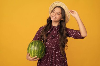Yaz tatilinde früktoz sağlıklı beslenme. Genç kız eğleniyor. Yaz zamanı. Mutlu çocuk karpuz tutuyor. Yaz hasır şapkalı karpuz. Meyveli çocuk. çocuklar için sağlıklı yiyecekler.