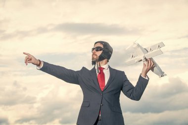 Takım elbiseli patron ve pilot şapkalı uçak oyuncağı..