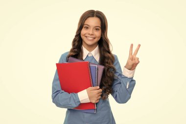 Mutlu çocuk portresi uzun kıvırcık saçlıdır. Okul kitabı beyazlara izole edilmiştir. Barış jesti, lise..