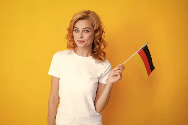 Portrét Šťastné Studentky Držící Německou Vlajku Izolováno Žlutém Pozadí Šťastná — Stock fotografie