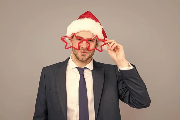 Divirtiéndose Feliz Año Nuevo Feliz Navidad Hombre Negocios Con Traje — Foto de Stock