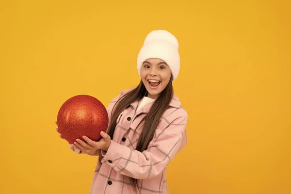 Menina Adolescente Com Bola Decorativa Vermelha Fundo Amarelo Decoração Férias — Fotografia de Stock