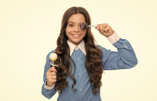 Šťastný Dítě Portrét Dlouhé Kudrnaté Vlasy Držet Čokoládu Sladké Izolované — Stock fotografie